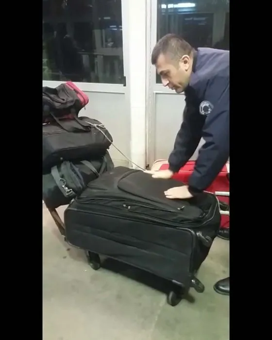 Sarp Sınır Kapısı’nda polisi şoke eden an! Valizin içinden çıktı