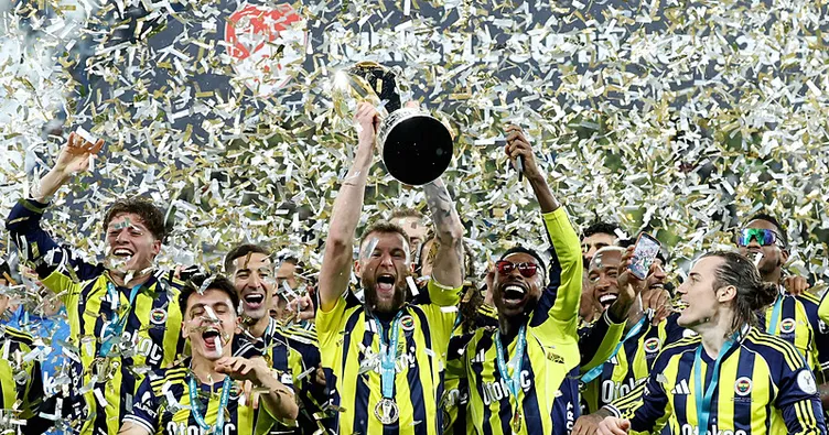 Şampiyon Fenerbahçe kupasına kavuştu!