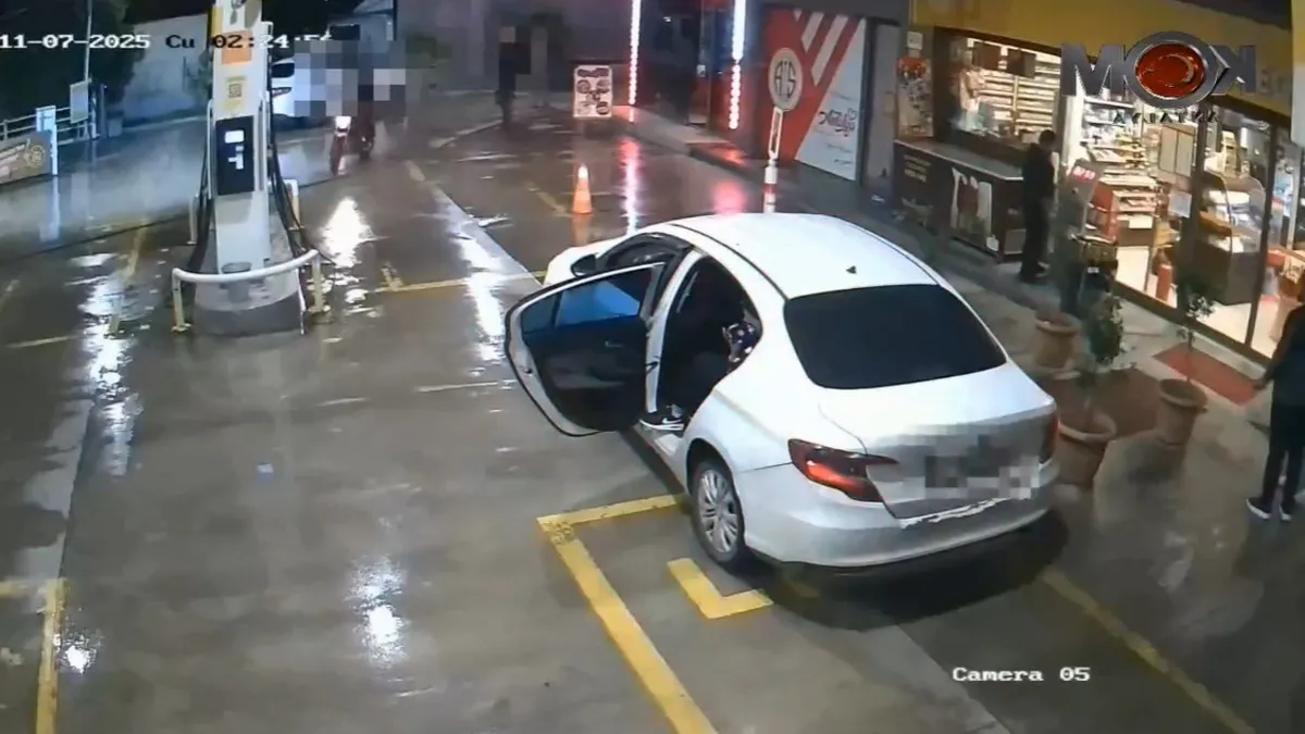 Antalya’da iş yerine kurşun yağdırdılar: Motosikletli saldırganlar kamerada! Antalya’da iş yerine kurşun yağdırdılar: Motosikletli saldırganlar kamerada!