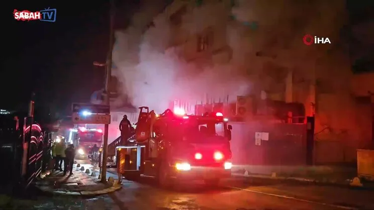 Küçükçekmece'de mobilya deposundaki yangın 2 binaya sıçradı: Mahsur kalan 6 kişi kurtarıldı | Video
