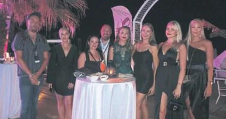 Finli güzeller kokteyle katıldı