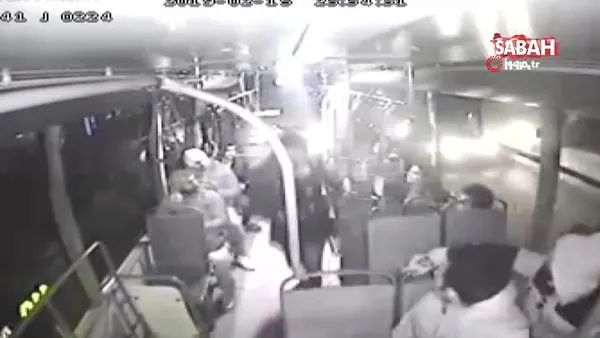 Halk otobüsünde genç kızın çığlıklarına yetişen, vatandaşlar sapığı tekme tokat döverek böyle polise teslim etti!