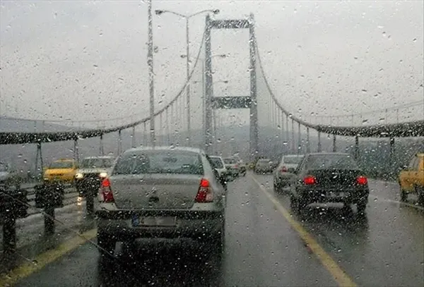 istanbulda-trafik-kilit-yagmur-megakenti-resmen-esir-aldi-iste-alternatif-guzergahlar-1790609142211.jpeg