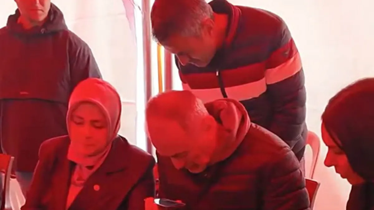 Başkan Erdoğan’dan şehit Emre Altıok’un ailesine taziye telefonu! Acılı babadan duygulandıran sözler: Vatanıma verdim ben onu Başkan Erdoğan’dan şehit Emre Altıok’un ailesine taziye telefonu! Acılı babadan duygulandıran sözler: Vatanıma verdim ben onu