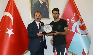 Trabzonspor’dan Vahid Amiri’ye veda plaketi