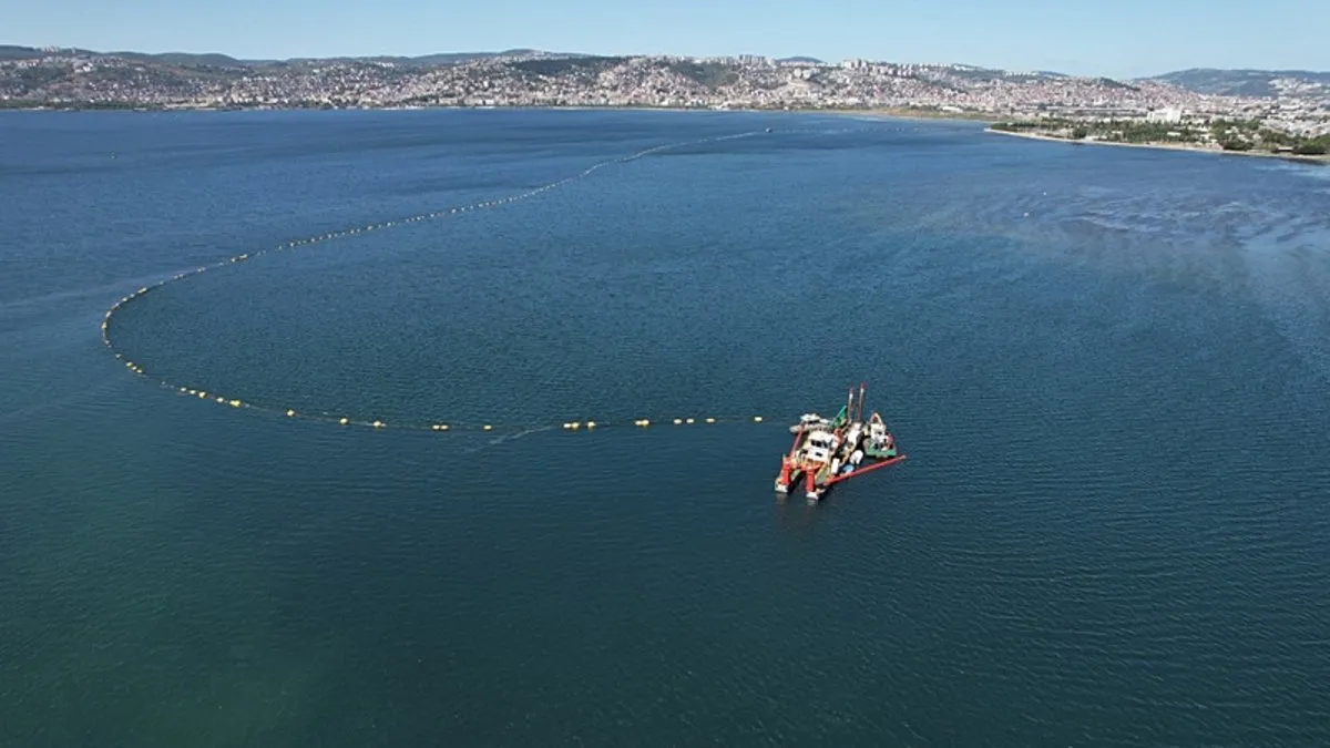 İzmit Körfezi’nde 100 bin kamyon çamurun çıkarıldığı bölgedeki iyileşme görüntülendi İzmit Körfezi’nde 100 bin kamyon çamurun çıkarıldığı bölgedeki iyileşme görüntülendi