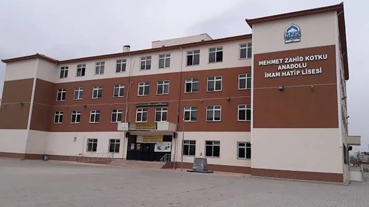 Bursa’da okul bahçesinde güpegündüz gasp teşebbüsü: Müdür yardımcısının burnu kırıldı!