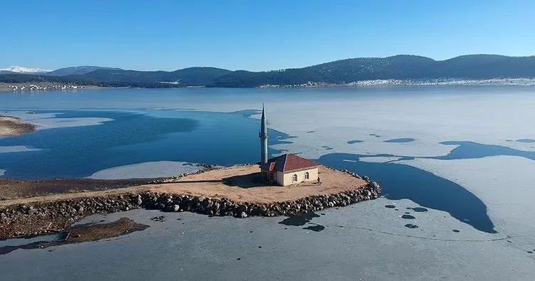 Gölün ortasındaki cami ibadete açıldı