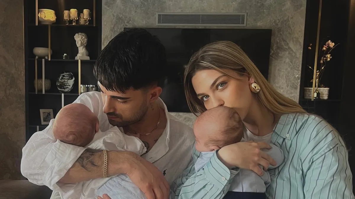 Zorlu günler geride kaldı! İdo Tatlıses ve Yasemin Şefkatli'nin ikizleri tatilin keyfini doyasıya çıkardı!