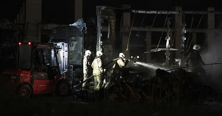 Arnavutköy’de 2 tır alev alev yandı