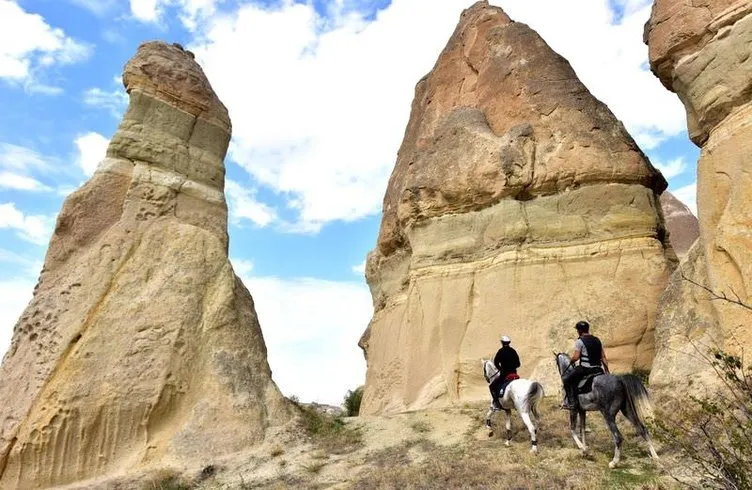 Kapadokya vadilerini at sırtında geziyorlar