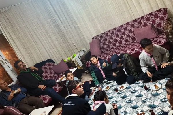 bravo-cocuklar-ortaokullu-izciler-iftarda-sehit-ailesinin-konugu-oldu-1773222221843.jpg