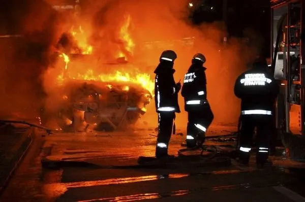 Ünlü işadamının otomobili kül oldu