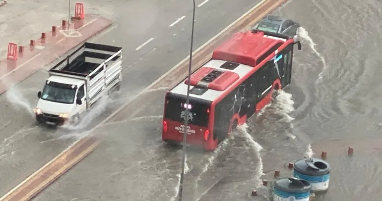 Sağanak yağışta araçlar suya gömüldü