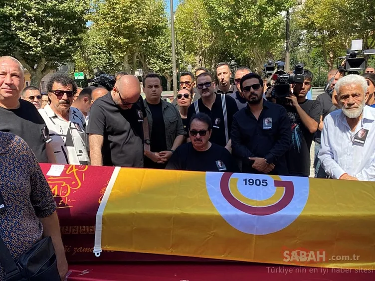 Şafak Sezer, Aydemir Akbaş’ın cenazesindeki izdihama tepki gösterdi! Şafak Sezer: Hayatımda böyle bir şey görmedim!