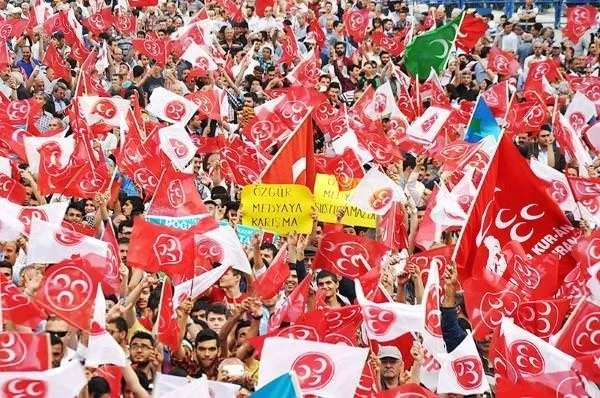 Birbirine zıt 4 partiden ortak pankart