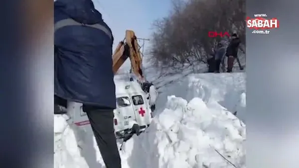 Rusya'da hasta almaya giden ambulansın üzerine çığ düştü | Video