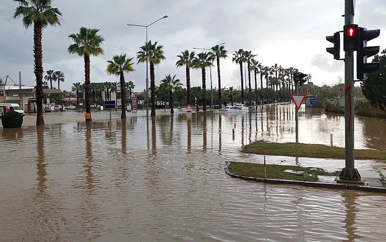 Antalya’da sağanak yağış sele neden oldu! Cadde ve sokaklar göle döndü: Mahsur kalan vatandaşları AFAD kurtardı