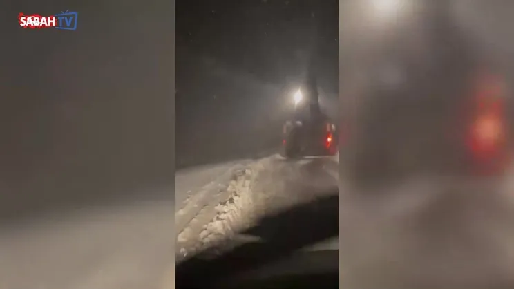 Köse Dağı'nda kar esareti! Yol kapandı, araçlar mahsur kaldı | Video
