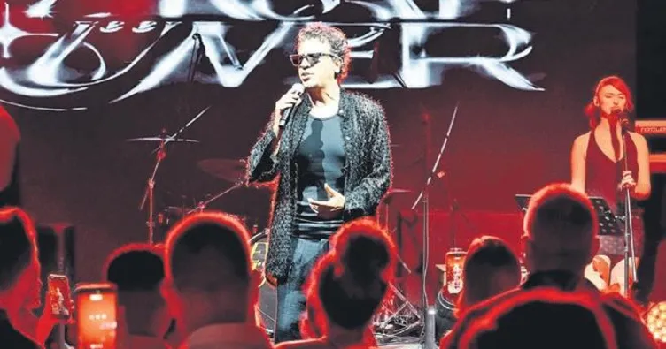 Açılışta 1200 kişiye konser verdi
