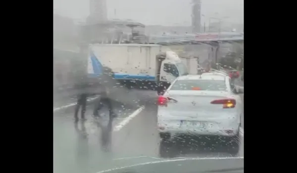 beylikduzunde-feci-kaza-kamyonet-metrobus-bariyerlerine-saplandi-trafik-kilitlendi-1791985310836.jpg