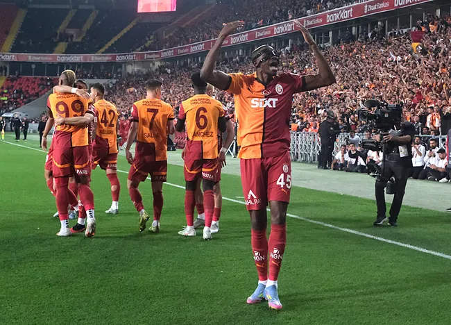 victor-osimhen-galatasaray-tarihine-gecti-efsane-ismi-geride-birakti-1747250744198.jpg