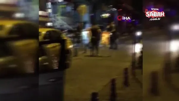 Şehir zorbalarının taksicinin kafasında şişe kırıp aracına zarar verdiği anlar kamerada
