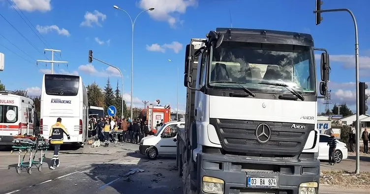 Afyonkarahisar’da otobüs ile kamyon çarpıştı: 1 ölü, 19 yaralı!