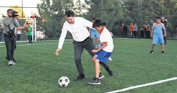 Bakan Kurum çocuklarla futbol oynadı