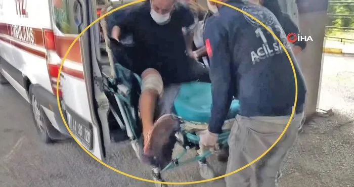 Kocaeli’de silahla vurulan yaralı şahıs sedyeden inip gazeteciye böyle saldırdı | Video