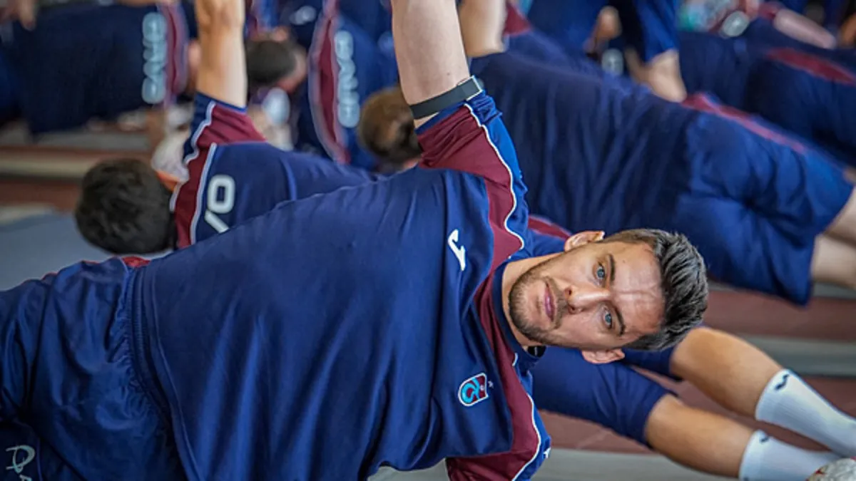 Trabzonspor futbolcuları antrenman sahasında çalışırken