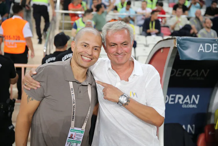 SON DAKİKA HABERLERİ: Antalyaspor Fenerbahçe maçında inanılmaz pozisyon! VAR kararı izleyenleri ikiye böldü