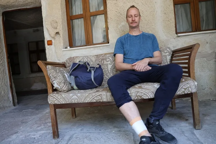 Kapadokya’da korku dolu anlar: Sokak köpekleri Avustralya’lı turiste saldırdı!