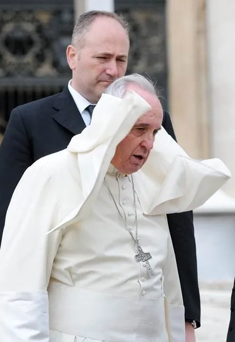 Papa rüzgarın azizliğine uğradı