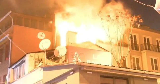 Beyoğlu nda 4 katlı bina alev alev yandı