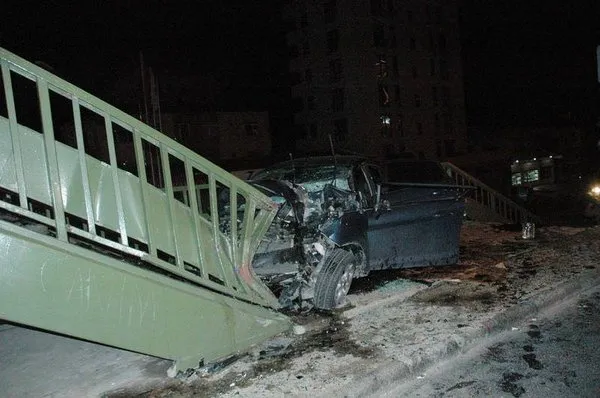 Maltepe'de otomobil üst geçit merdivenlerine çarptı