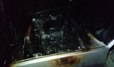 Akaryakıt istasyonuna park edilen otomobil alev alev yandı