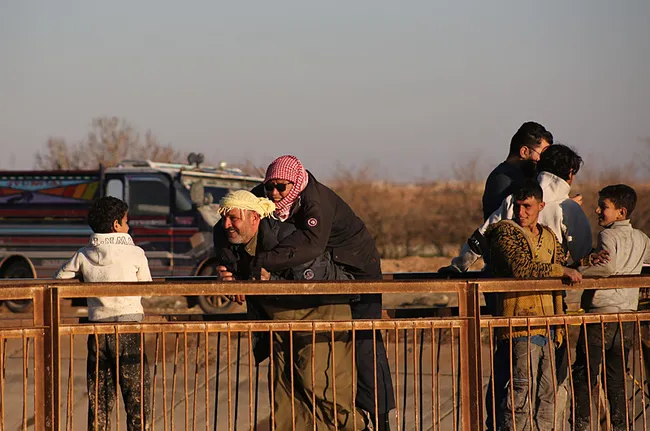 suriyede-ypgsdgnin-engelleri-altinda-sivillerin-deyr-hafirden-kacisi-suruyor-1768489602998.jpeg Suriye’de YPG/SDG’nin engelleri altında sivillerin Deyr Hafir’den kaçışı sürüyor!