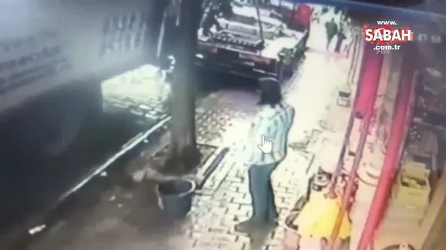 İzmir'de bir kadının, nakliyecilerin balkondan attığı eşyanın altında kalmaktan son anda kurtulması kamerada | Video