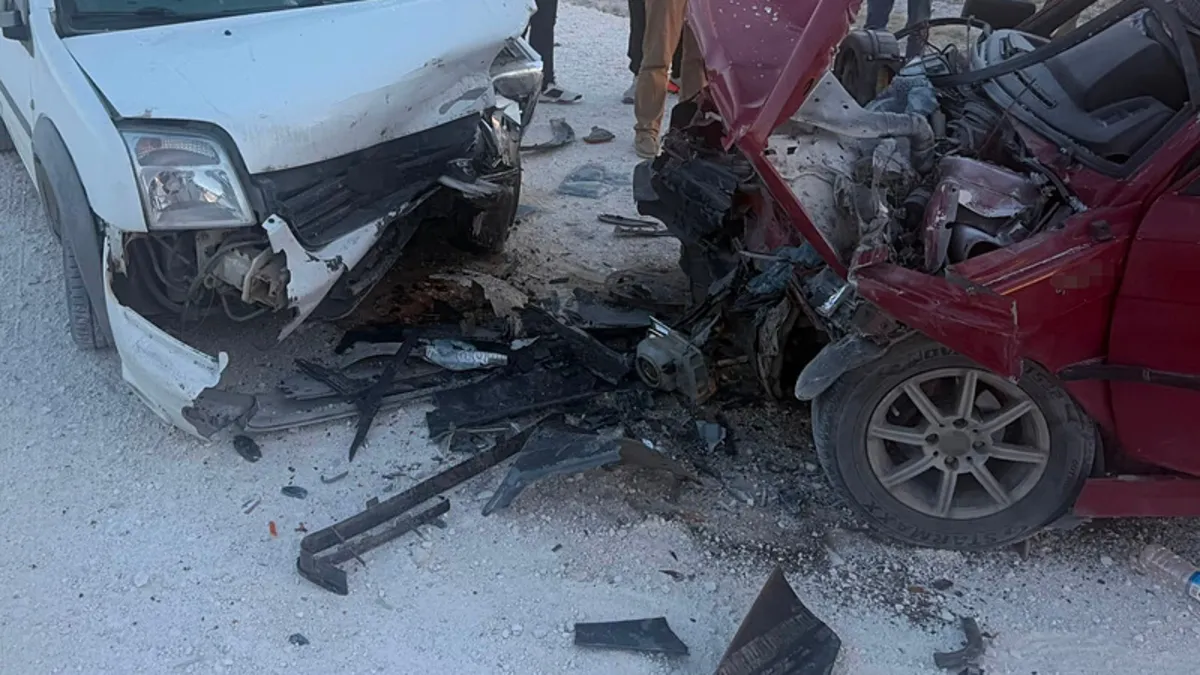 Eskişehir'de trafik kazası sonrası araçlar ve sağlık ekipleri