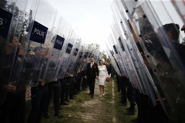 Antalya'da evlenen polis çiftin ilginç hikayesi