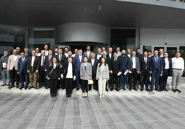 ak-parti-izmir-il-baskani-bilal-saygili-kum-saati-islemeye-basladi-1713350073487.jpg