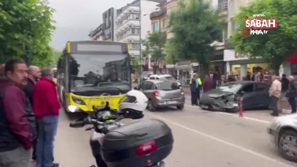Yolcu indiren halk otobüsüne ters şeritten gelen otomobil çarptı: 1 yaralı | Video