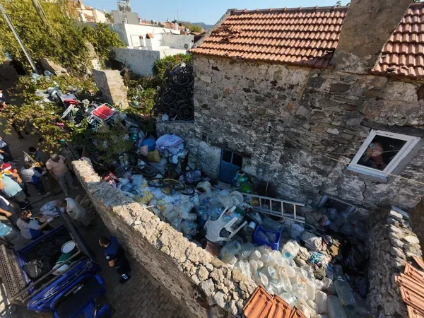 muglada-cop-ev-alarmi-kotu-koku-ihbari-ekipleri-harekete-gecirdi-tam-5-ton-atik-cikarildi-1788943006553.jpg