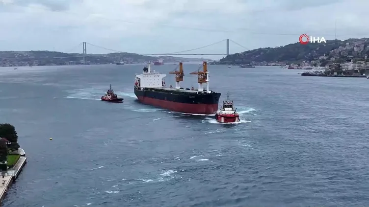 İstanbul Boğazı'nda gemi arızası | Video
