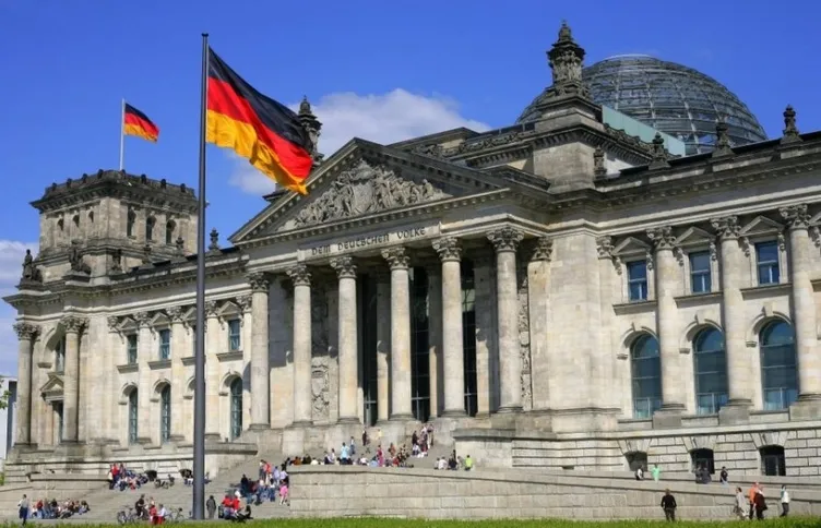 Almanya’nın ikiyüzlü politikası gündeme oturdu: Hükümeti eleştiren emeklinin evini bastılar!