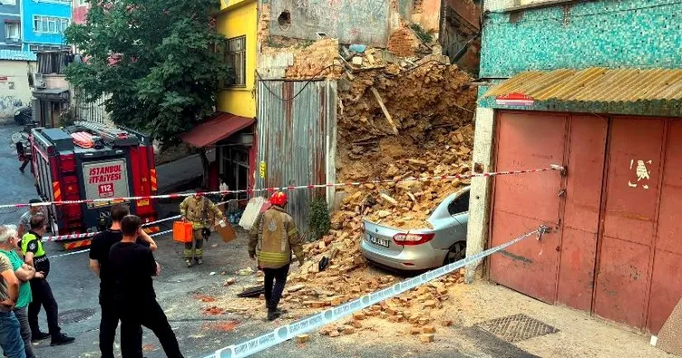 Beyoğlu’nda 2 katlı metruk bina çöktü