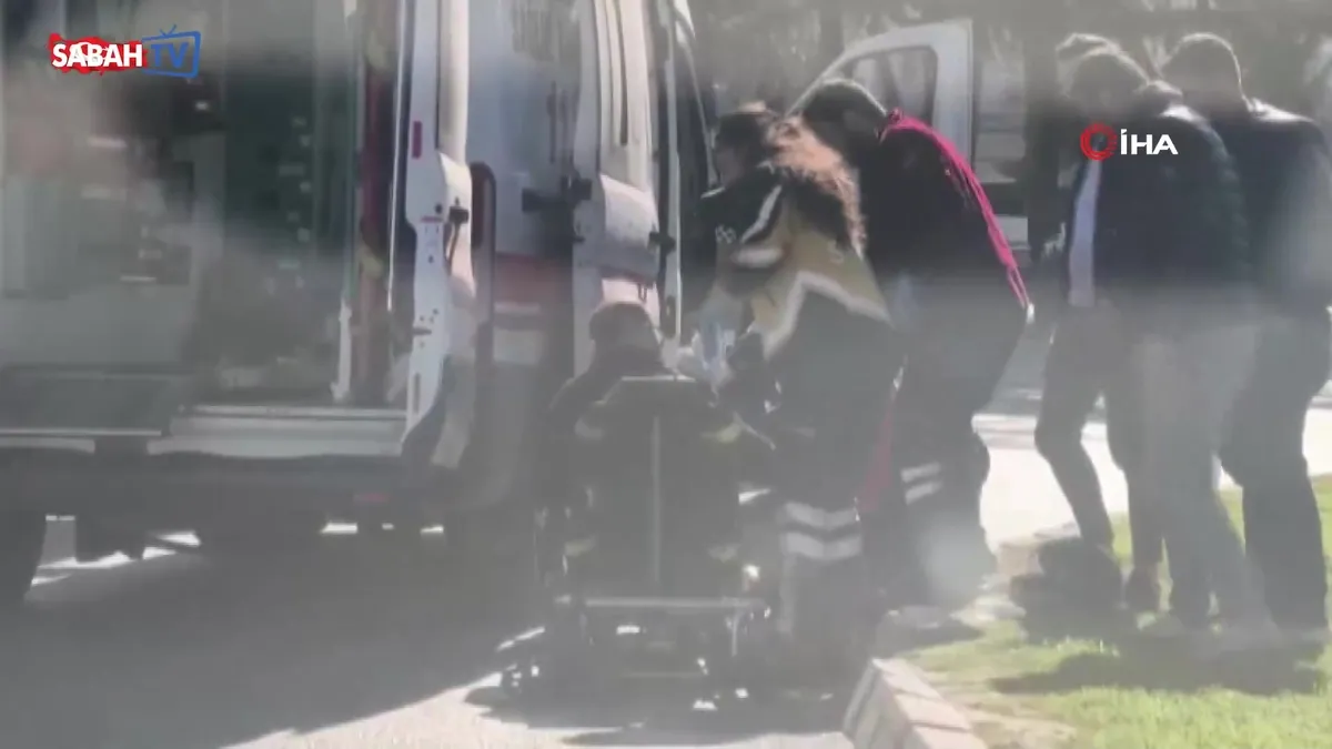 Kontrolden çıkan motosiklet devrildi: 4 yaralı videosunu izle Kontrolden çıkan motosiklet devrildi: 4 yaralı videosunu izle