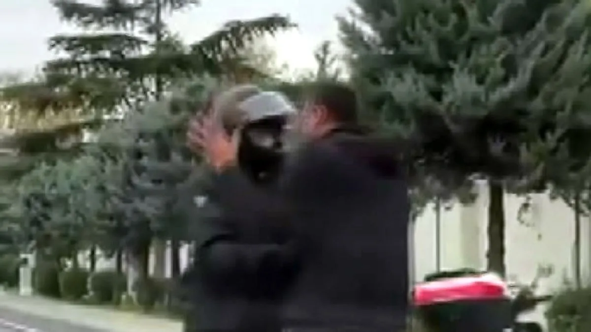 SON DAKİKA… Yer İstanbul Avcılar! İki sürücü trafiğe yumruk yumruğa kavga etti: O anlar kamerada! SON DAKİKA… Yer İstanbul Avcılar! İki sürücü trafiğe yumruk yumruğa kavga etti: O anlar kamerada!