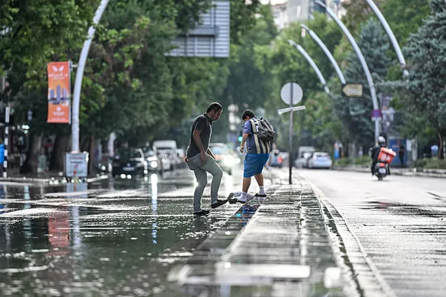 son-dakika-meteorolojiden-yeni-hava-durumu-uyarisi-istanbul-dahil-20-il-icin-saganak-alarmi-verildi-sicaklikla-1754461642202.jpeg SON DAKİKA… Meteoroloji’den hava durumu uyarısı! İstanbul için saat verildi: Fırtına ve gök gürültülü sağanak geliyor!